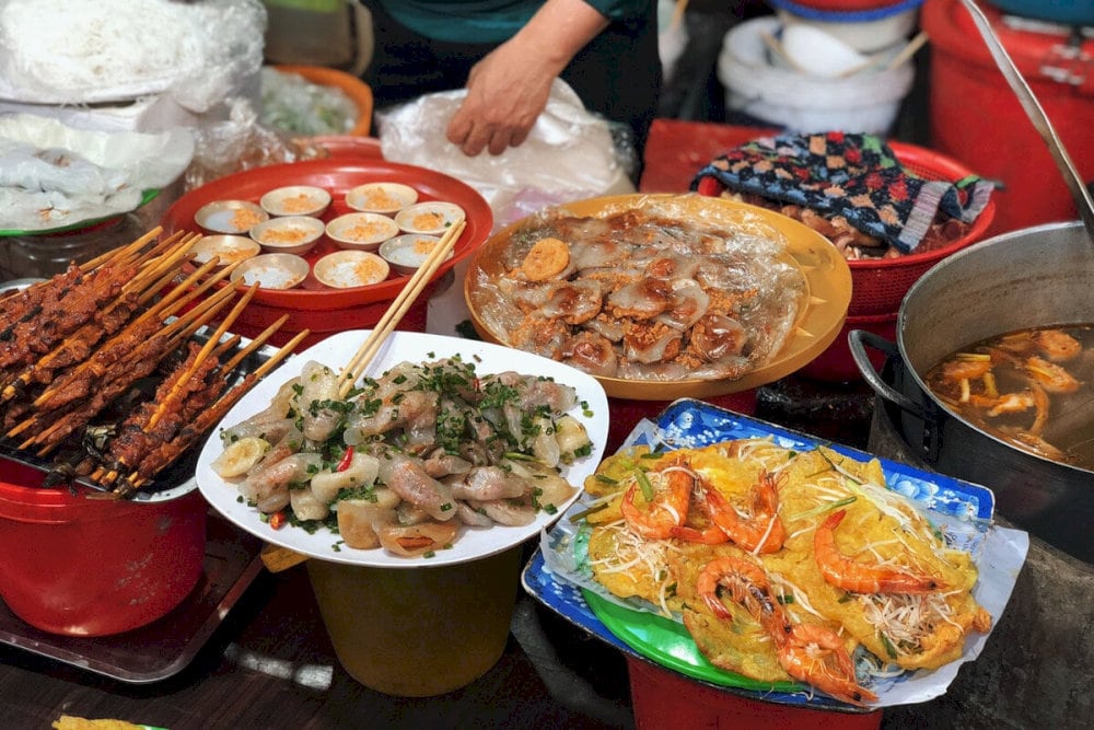 You can enjoy Hue's specialty snacks at local prices at Dong Ba Market